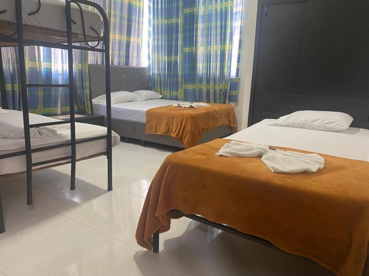 Hotel Colonial Plaza ブカラマンガ エクステリア 写真