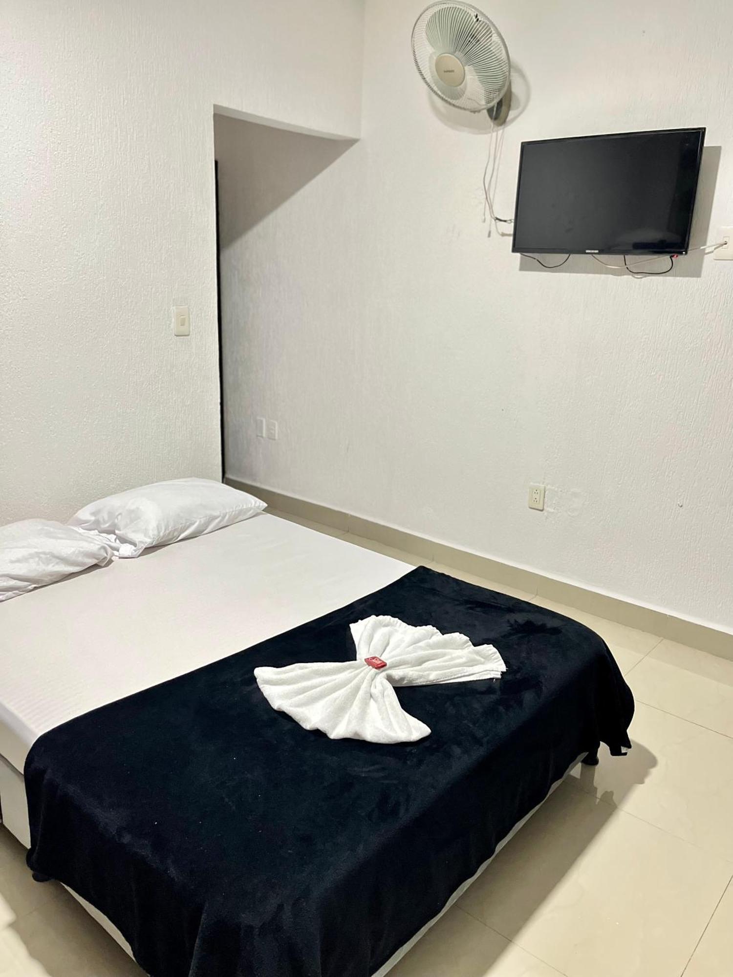 Hotel Colonial Plaza ブカラマンガ エクステリア 写真