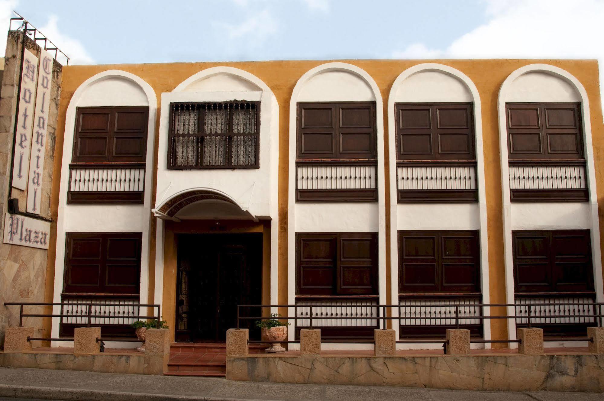 Hotel Colonial Plaza ブカラマンガ エクステリア 写真