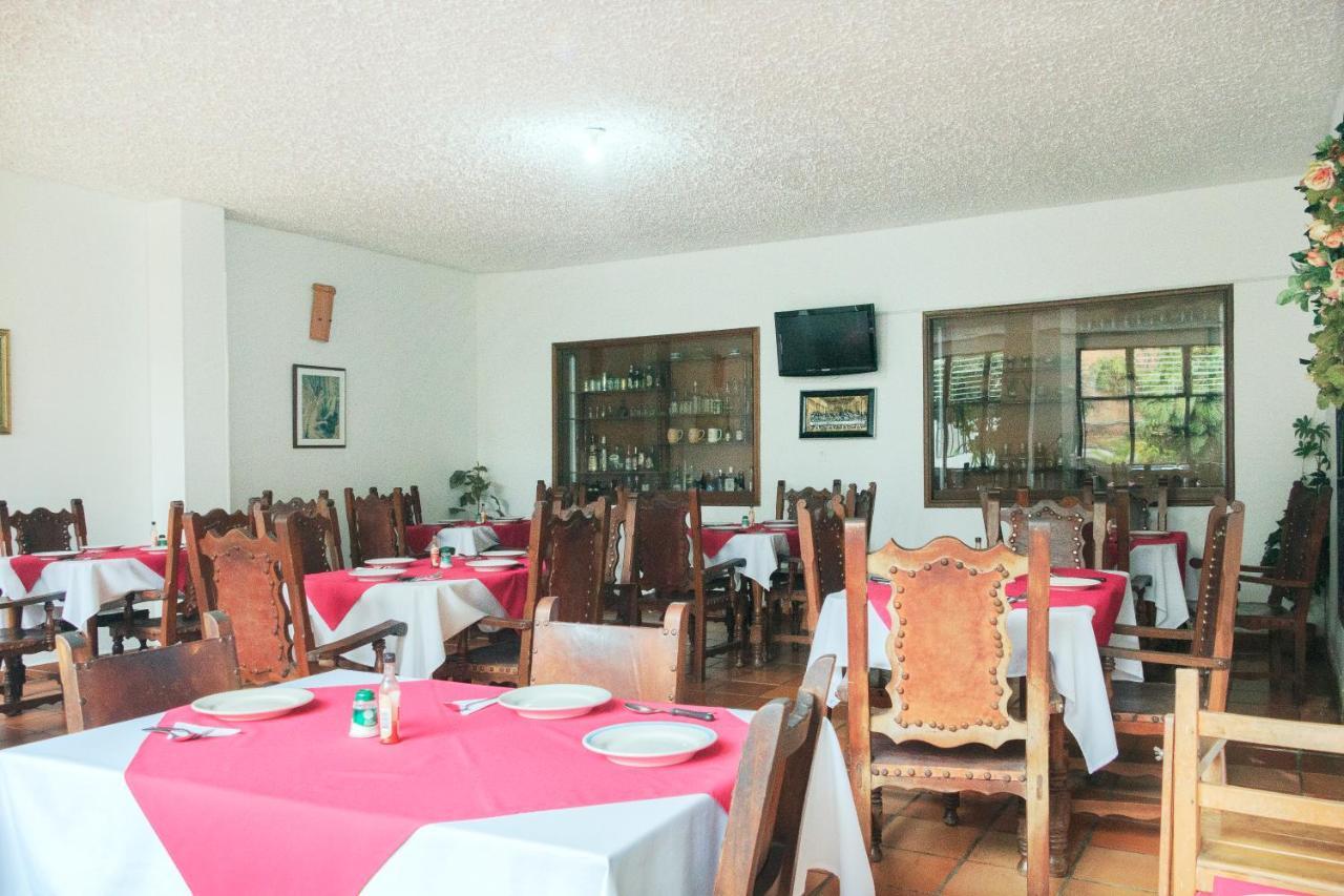 Hotel Colonial Plaza ブカラマンガ エクステリア 写真